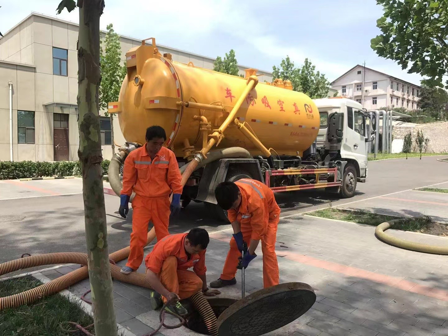 鄂托克管道疏通车停在窨井附近