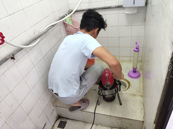 鄂托克肥皂掉到马桶里把马桶堵住了怎么办？马桶堵住了怎么办