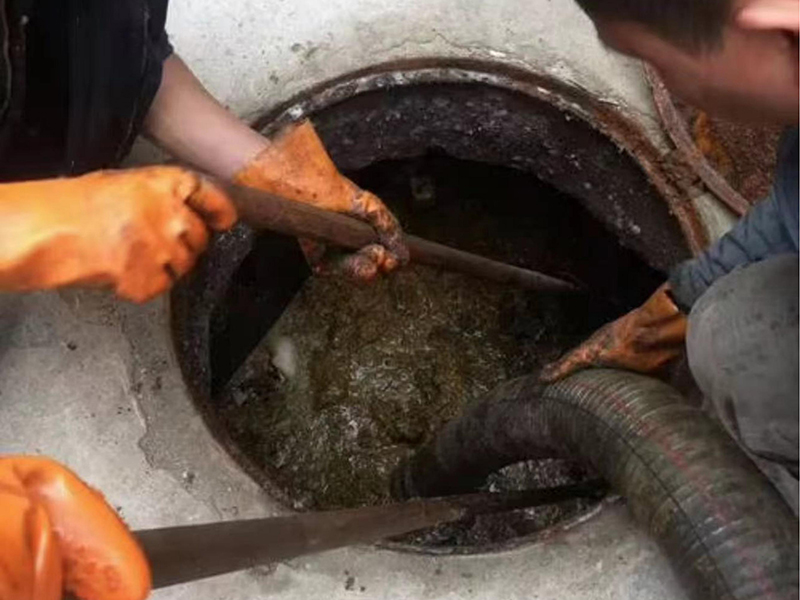 鄂托克清理化粪池时如何避免沼气的危害？